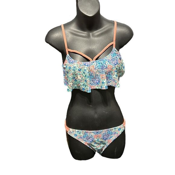 TRUE CRAFT A mix of florals and paisleys combine on a flounce top to create this - Picture 1 of 3